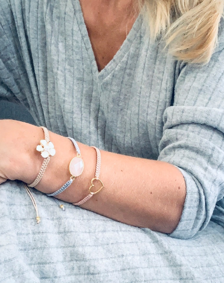 Macramé-Armband hellgrau mit Rosenquarz