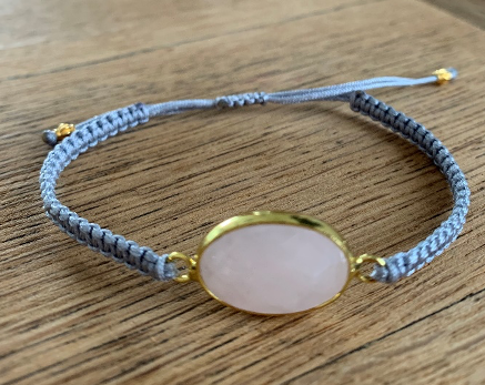 Macramé-Armband hellgrau mit Rosenquarz
