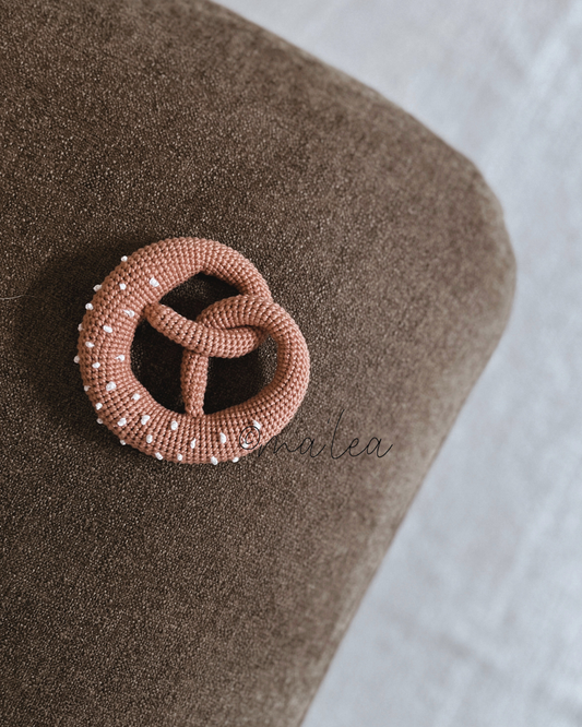 Gehäkelte Brezel Rassel Babyrassel malea.boutique