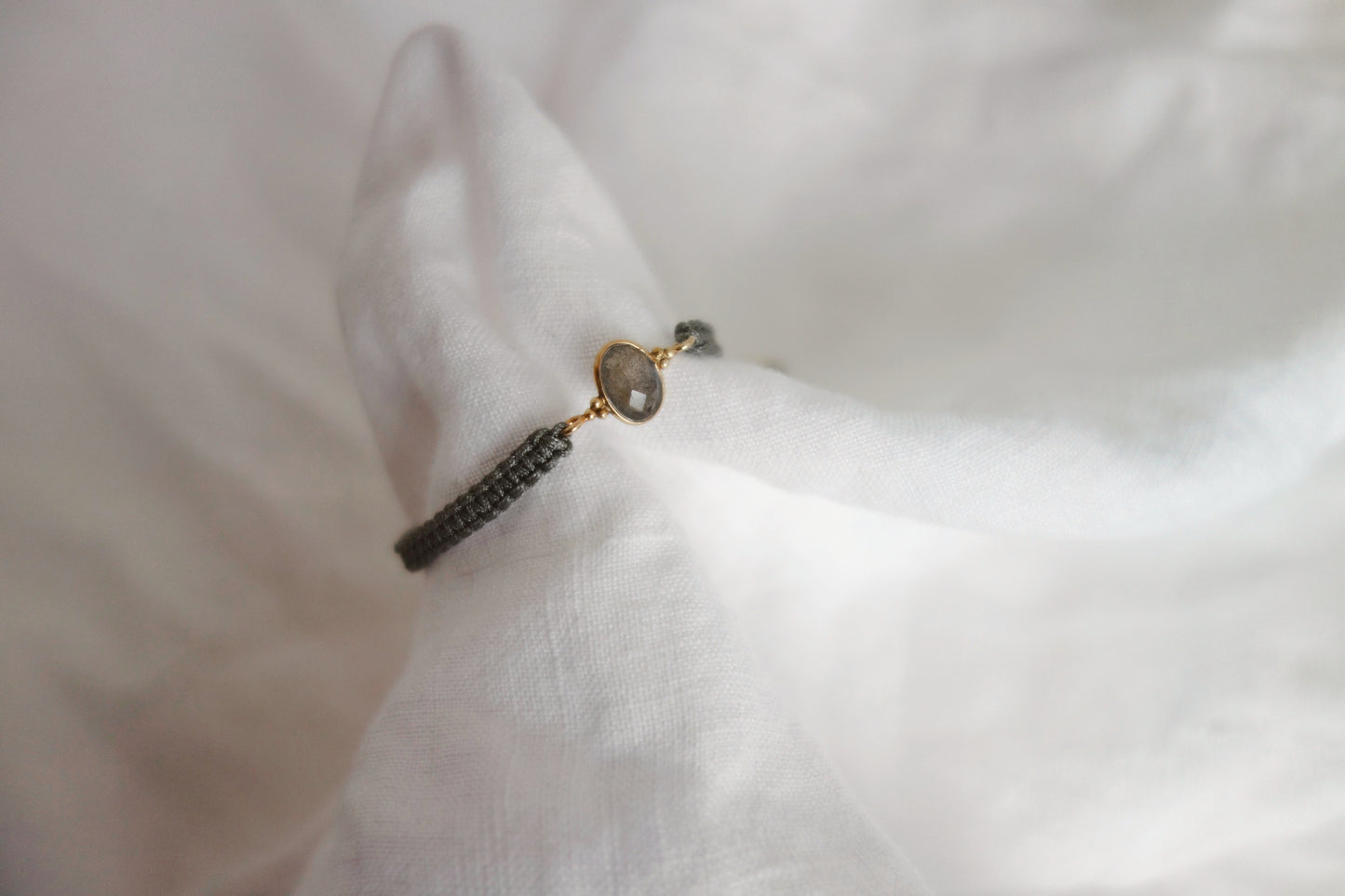 Macramé-Armband Anthrazit mit Labradorit Stein