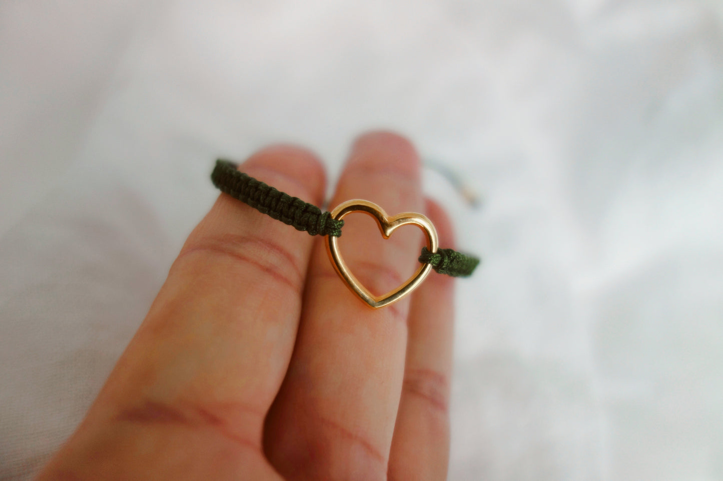 Macramé-Armband dunkelgrün mit goldenem Herz